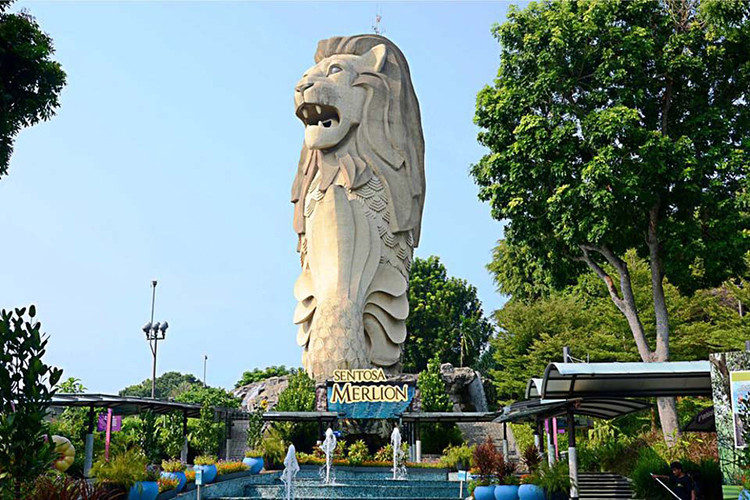 Do vậy, khi ở tầng 9 (miệng sư tử) và tầng 12 (đầu sư tử), du khách có thể ngắm cảnh đẹp Sentosa từ trên cao.