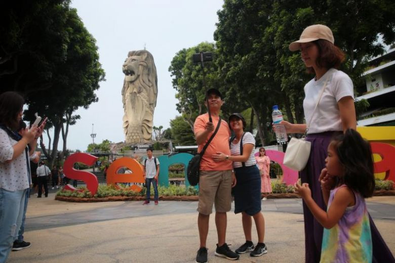 Trong khi ấy, đuôi cá tượng trưng cho thành phố cổ xưa Temasek (nghĩa là “biển” trong tiếng Java) - tên gọi của Singapore trước khi được đổi tên mới là “Singapura”.