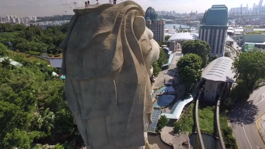 Khi đến tham quan bức tượng trên, du khách có thể leo lên đài quan sát tại miệng của công trình mang tính biểu tượng của Singapore.