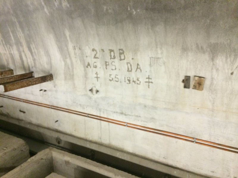 Tuy nhiên, đến tháng 4/1945, Không quân Hoàng gia Anh tiến hành dội bom, oanh tạc khu hầm ngầm của Hitler.