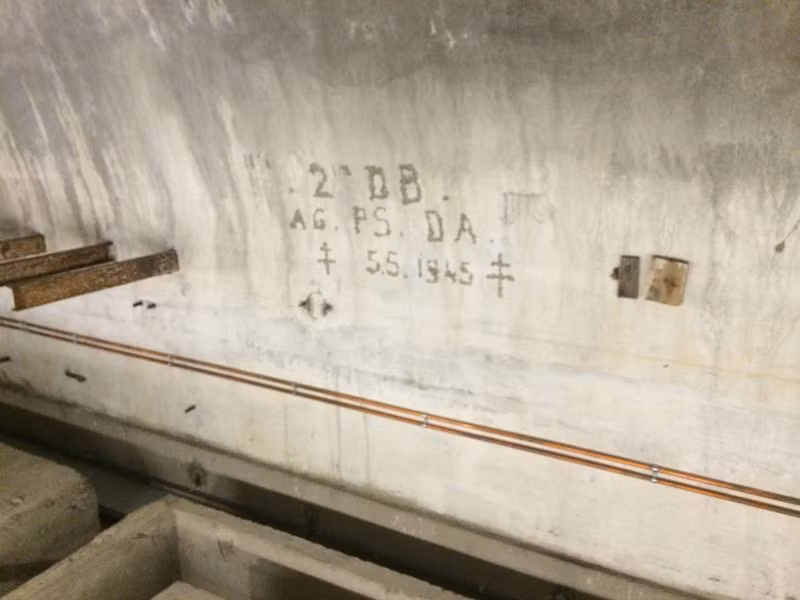 Tuy nhiên, đến tháng 4/1945, Không quân Hoàng gia Anh tiến hành dội bom, oanh tạc khu hầm ngầm của Hitler.