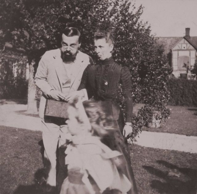 Sa hoàng Nicholas II tham gia những trò đùa vui với mọi người.