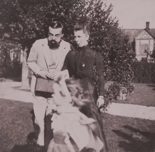 Sa hoàng Nicholas II tham gia những trò đùa vui với mọi người.