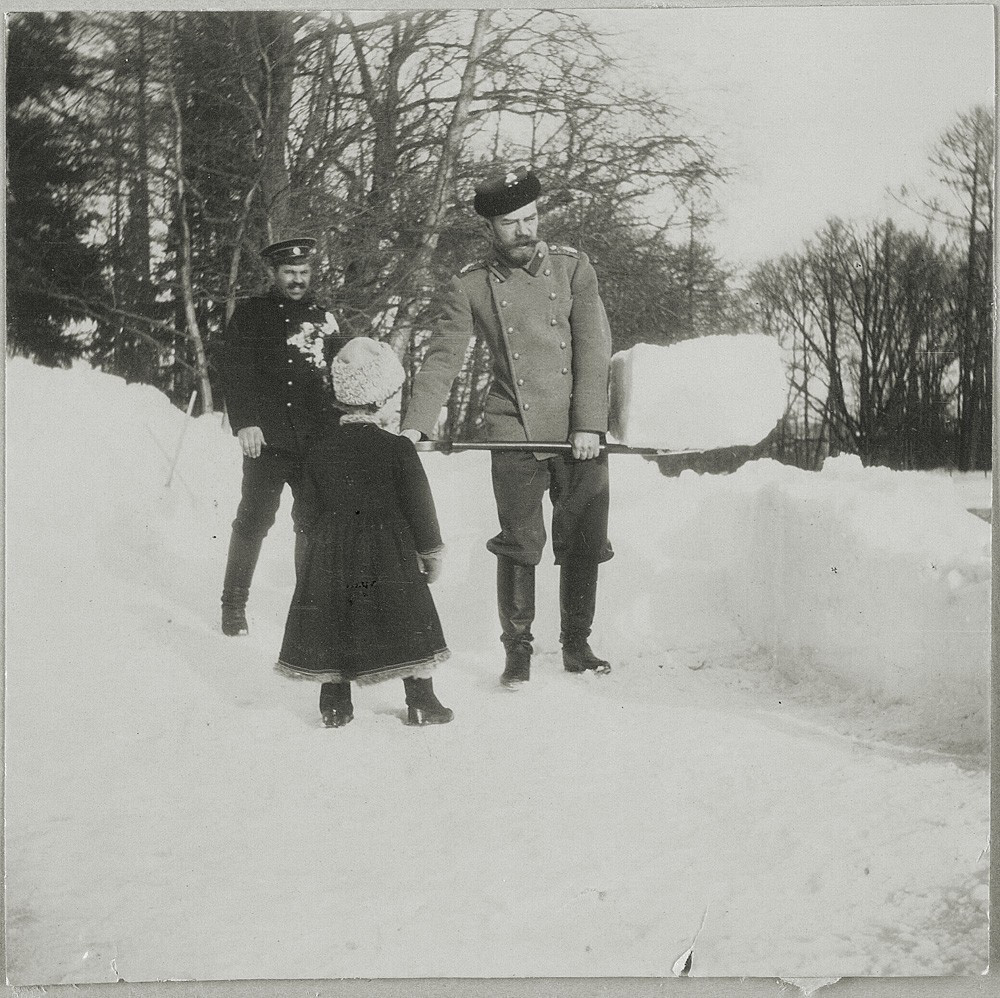 Sa hoàng Nicholas II cầm xẻng xúc khối tuyết khổng lồ trong chuyến đi chơi với gia đình.