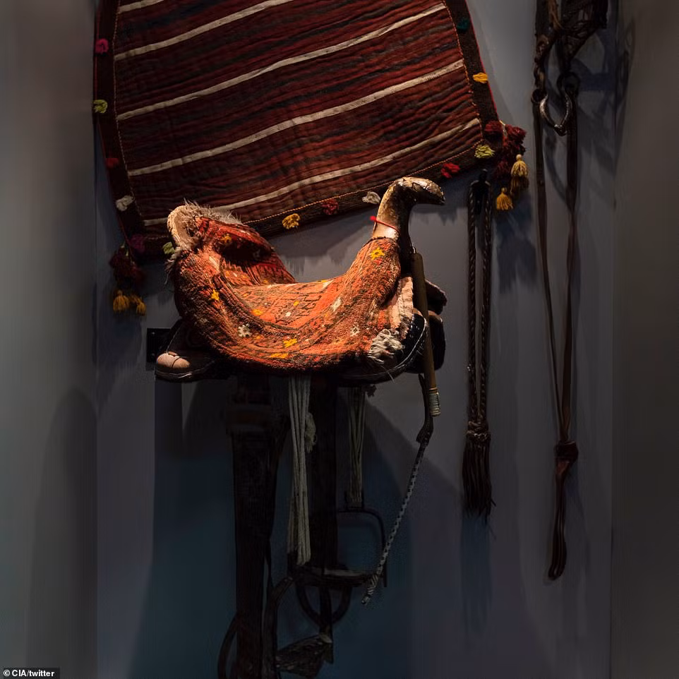 CIA chú thích hình ảnh này là một chiếc yên ngựa được các thành viên của biệt đội JAWBREAKER mua để sử dụng khi hoạt động tại khu vực địa hình ghồ ghề mà các phương tiện hiện đại không thể sử dụng.