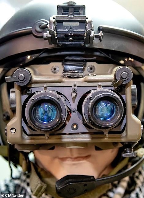 Phi công CIA đội chiếc mũ có gắn kính nhìn ban đêm hiện đại khi làm nhiệm vụ tại Afghanistan.