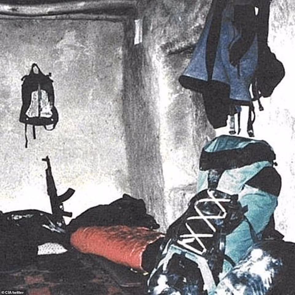 Mỗi thành viên của JAWBREAKER đều dày dạn kinh nghiệm và thành thạo một số ngoại ngữ như: tiếng Nga, Dari và Farsi. Việc biết nhiều ngoại ngữ giúp họ làm nhiệm vụ gặp nhiều thuận lợi.