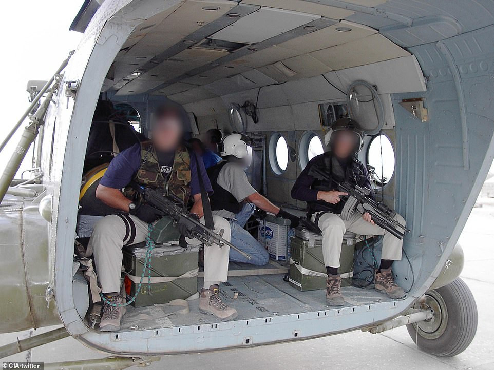 Vào ngày 11/9/2001, nước Mỹ rung chuyển bởi vụ tấn công khủng bố do các phần tử Al-Qaeda gây ra khiến gần 3.000 người thiệt mạng. Chỉ vài ngày sau thảm kịch này, Mỹ phát động một cuộc chiến chống khủng bố và triển khai tại Afghanistan. Trong ảnh là lính Mỹ làm nhiệm vụ bảo vệ 3 hộp đựng 3 triệu USD tiền mặt trong chuyến bay tới Afghanistan. Mỹ hy vọng số tiền này có thể thuyết phục Liên minh phương Bắc cùng tiêu diệt các tổ chức khủng bố ở Afghanistan.