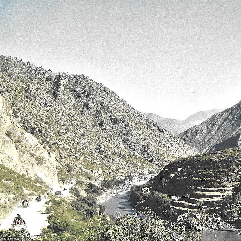 Theo CIA, phải mất 6 ngày đường, những thành viên đầu tiên của biệt đội JAWBREAKER đến Afghanistan thực hiện sứ mệnh truy quét khủng bố.