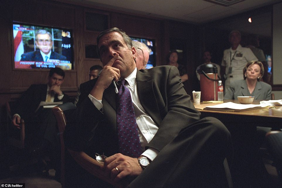 Tổng thống George Bush, Giám đốc CIA George Tenet và các cố vấn an ninh quốc gia có cuộc họp để thảo luận về chiến dịch tiêu diệt mạng lưới khủng bố gây ra thảm kịch chấn động nước Mỹ.