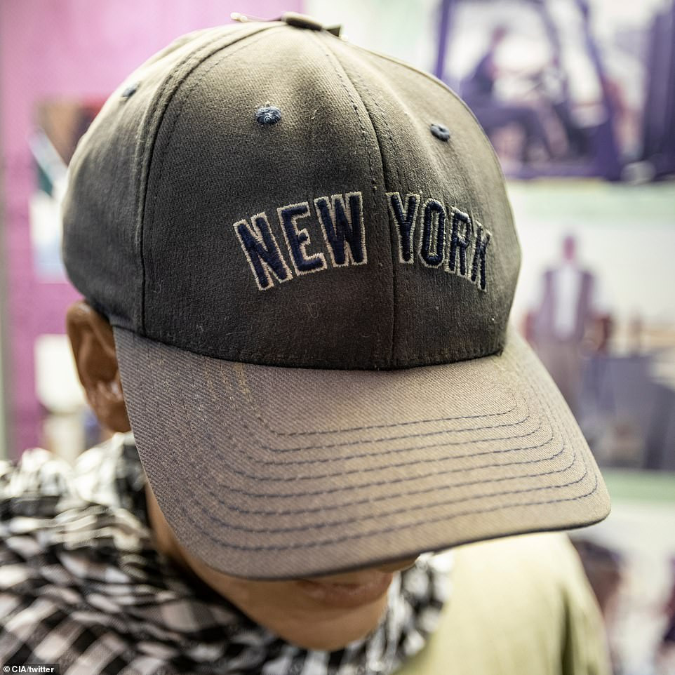 Chiếc mũ và khăn mà nhân viên liên lạc của JAWBREAKER mang trên người giúp họ không quên nhiệm vụ quan trọng đang gánh vác trên vai.