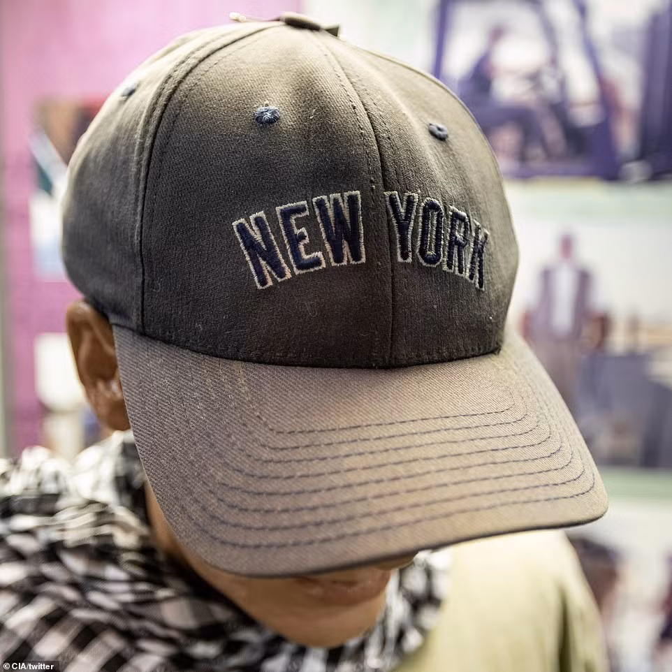 Chiếc mũ và khăn mà nhân viên liên lạc của JAWBREAKER mang trên người giúp họ không quên nhiệm vụ quan trọng đang gánh vác trên vai.