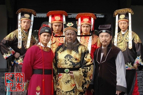 Năm 1027, Bao Công thi đậu tiến sĩ và được triều đình nhà Tống cử đến nhậm chức Tri huyện Kiến Xương (nay thuộc tỉnh Giang Tây). Thế nhưng, khi ấy cha mẹ già yếu nên Bao Công xin hoãn nhận chức. Ông làm vậy để ở nhà phụng dưỡng, chăm sóc cho bố mẹ.