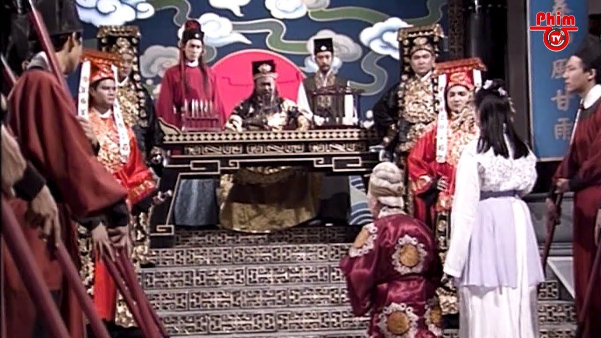 Khác xa so với phim ảnh, Bao Công được sử sách ghi chép có tham gia 2 vụ án. Cụ thể, khi làm Tri huyện Thiên Trường, Bao Công xử vụ án chiếc lưỡi bò. Tiếp đến, khi là đứng đầu Tri gián viện, ông xét xử vụ Lãnh Thanh mạo danh Thái tử.