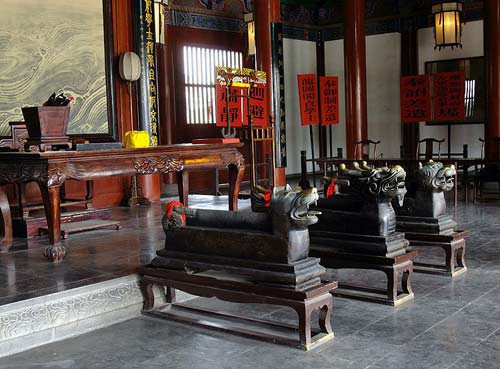 Là vị quan thanh liêm, chính trực, không sợ quyền thế, Bao Công không có quyền tiền trảm hậu tấu bằng ba cỗ long - hổ - cẩu đầu đao như trong tiểu thuyết hay phim ảnh.