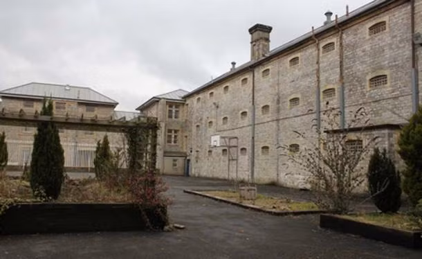 Nhà tù Shepton Mallet từng là nơi giam giữ nhiều tên tội phạm nguy hiểm như kẻ giết trẻ em, tội phạm hiếp dâm hay các thành viên băng đảng khét tiếng như cặp sinh đôi nhà Kray.