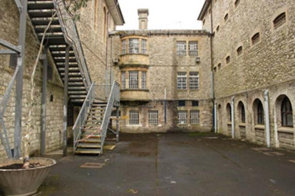 Nhà tù này cũng là nơi thi hành án tử của một số phạm nhân dân sự và quân sự. Vụ treo cổ cuối cùng diễn ra tại Shepton Mallet là vào năm 1945.