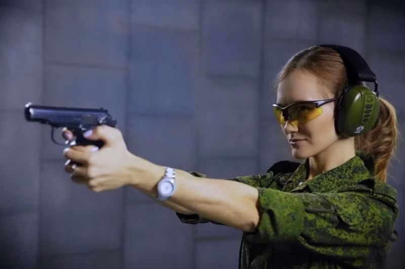 Hình ảnh đẩy mạnh mẽ tại một cuộc thi bắn súng ngắn của nữ cảnh sát Nga - sĩ quan Olga Sizova từ thủ đô Moscow.