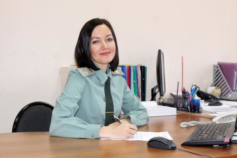 Thiếu tá Yulia Gladysheva từ Ivanovo duyên dáng trong bộ đồng phục màu xanh.