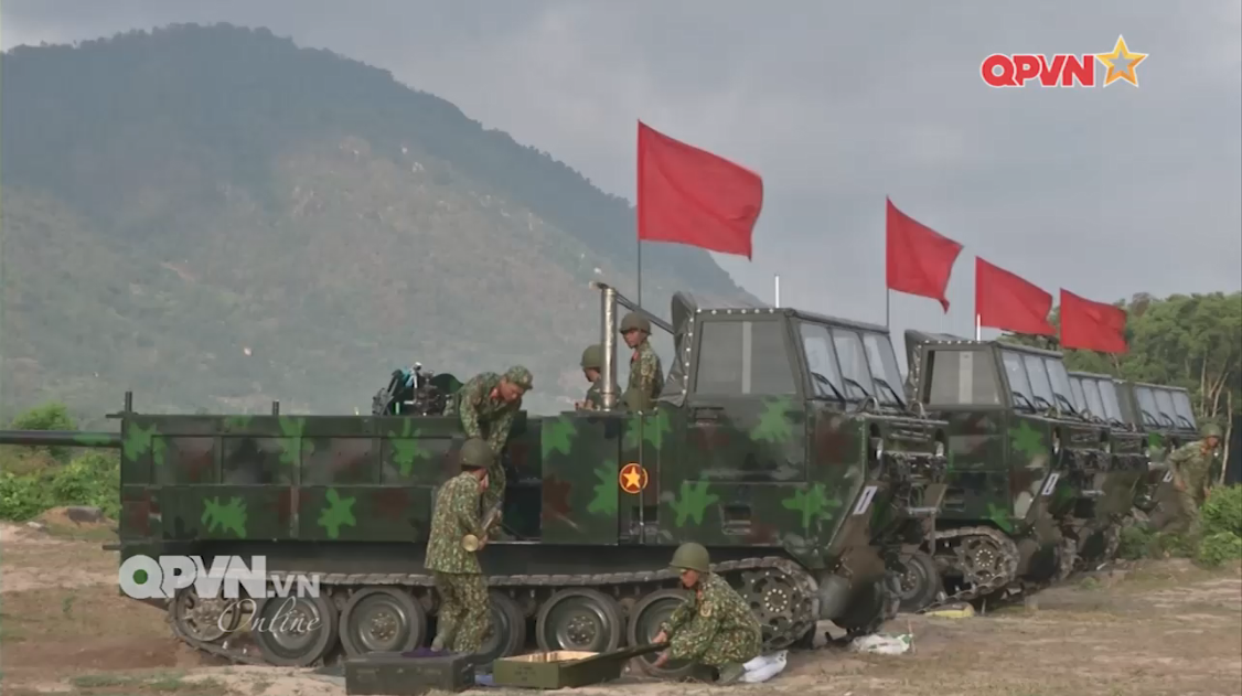 Các tổ hợp vũ khí cải tiến sử dụng pháo 85mm, 76mm, 37mm và 105mm do các đơn vị quân khí thuộc Quân khu 9 chế tạo đã tiến hành bắn thử nghiệm các mục tiêu tĩnh ở cự ly 900m, 800m, 600m và 500m. Nguồn ảnh: QPVN.