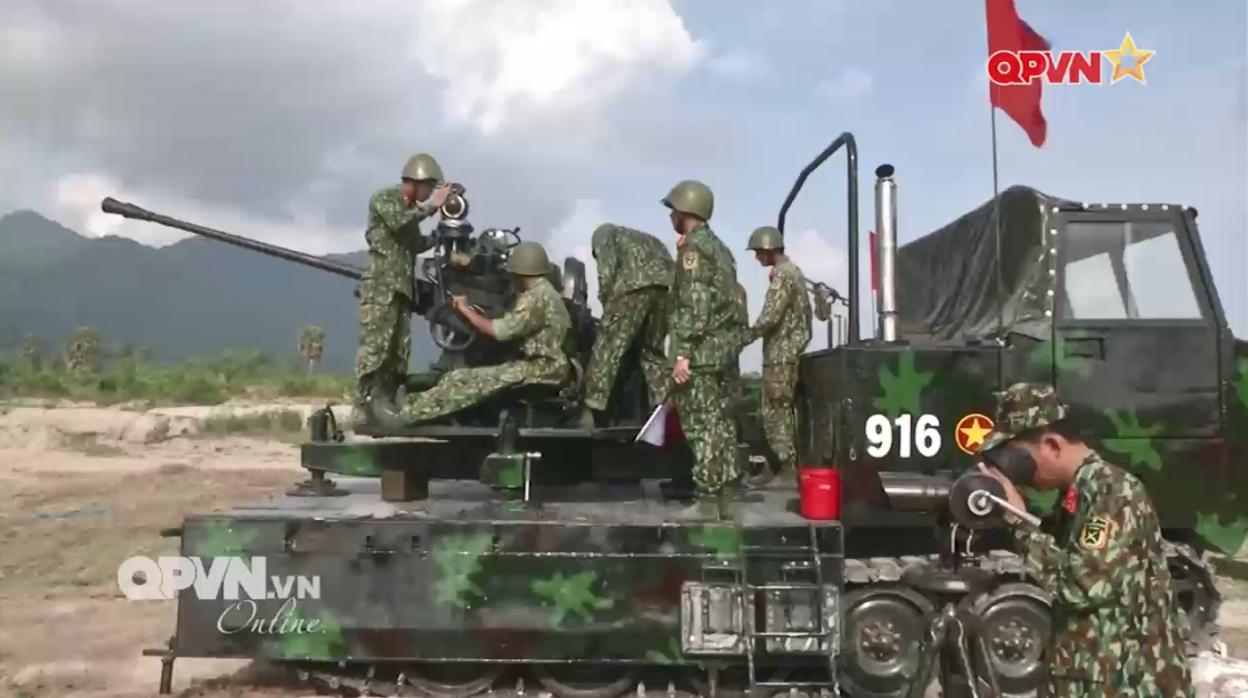 Theo đó với việc được cơ giới hóa khả năng cơ động của các mẫu pháo kéo và pháo phòng không sẽ nâng lên đáng kể. Không chỉ trong di chuyển hành quân mà còn cả trong triển khai và thu khí tài. Mặt khác biên chế pháo thủ cho các tổ hợp vũ khí tự hành cũng sẽ được giảm xuống so với tổ đội pháo thông thường khi một số vị trí đã được tối ưu hóa. Nguồn ảnh: QPVN.