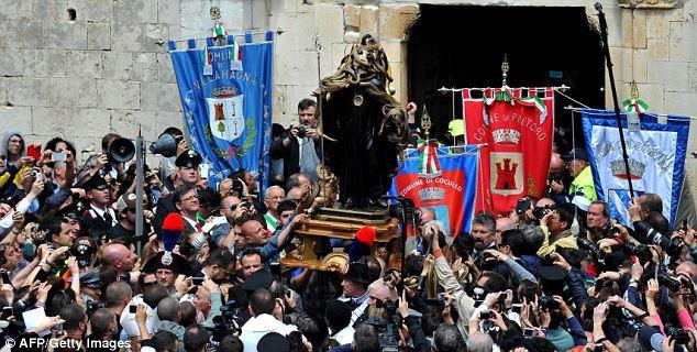 Sau buổi diễu hành kéo dài 90 phút, những con rắn được sử dụng trong lễ hội như rắn four-lined, rắn aesculapian, rắn cỏ, rắn roi xanh sẽ được thả về thiên nhiên và lễ hội tiếp tục với màn trình diễn pháo hoa lớn ở Cocullo. Ảnh: AFP