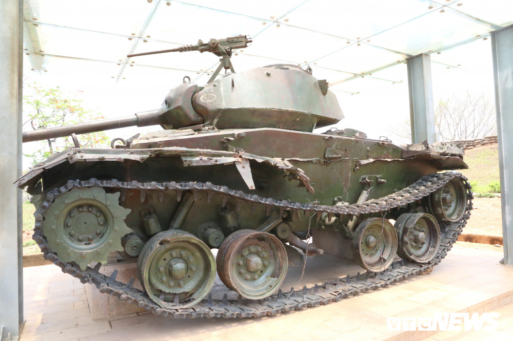 M24 trang bị 2 động cơ cho tốc độ tối đa 56km/h trên đường bằng hoặc 40km/h trên đường không bằng phẳng. Tuy hỏa lực không quá mạnh cũng như vỏ thép mỏng nhưng ở Điện Biên Phủ, M24 vẫn được ví von là “pháo đài thép” đặc biệt nguy hiểm. Dù vậy, bằng tài trí, lòng dũng cảm, bộ đội Việt Nam vẫn phá tan nát những pháo đài này.