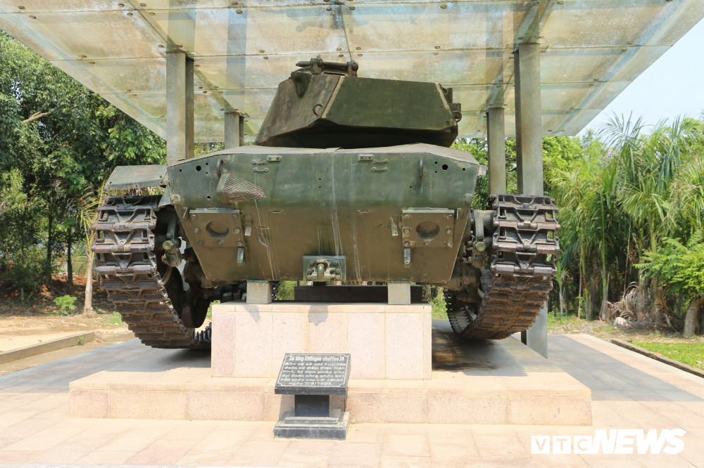 Một xe tăng nằm cách hầm hầm tướng De Castries, chỉ huy trưởng tập đoàn cứ điểm Điện Biên Phủ, khoảng 100 m.