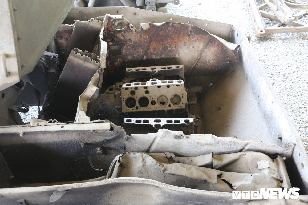 Đuôi một chiếc xe tăng bị quân dân ta bắn phá.