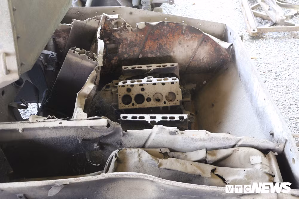 Đuôi một chiếc xe tăng bị quân dân ta bắn phá.