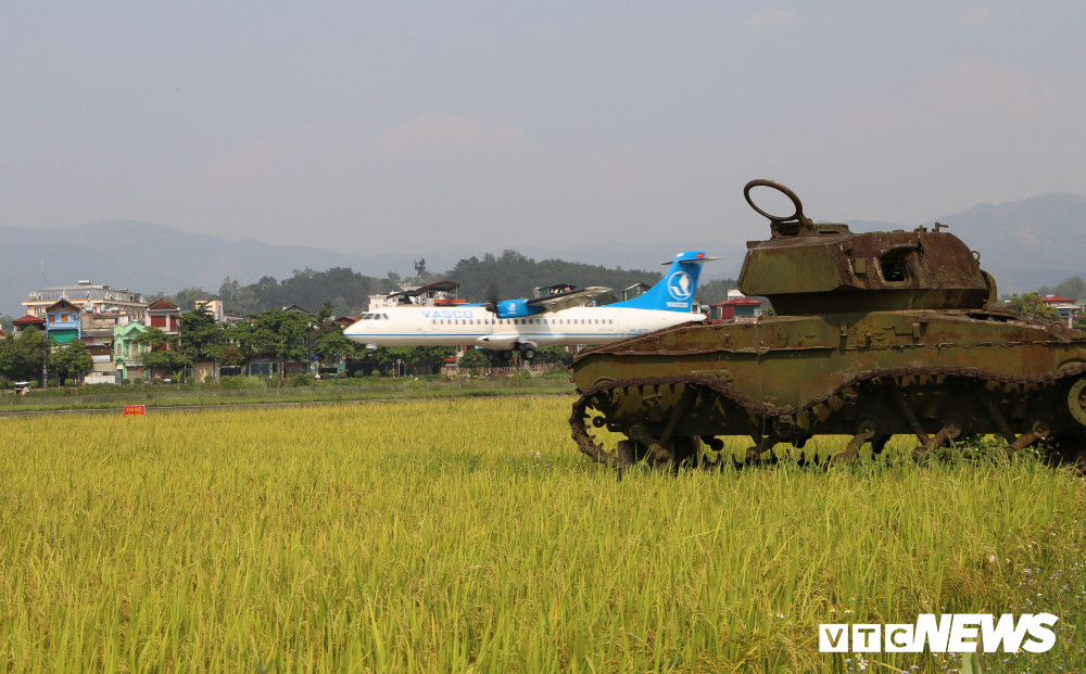 Những chiếc xe tăng này được tháo rời ở sân bay Cát Bi và chuyển bằng đường hàng không lên Điện Biên rồi lắp ráp lại. Trong ảnh là xác xe tăng Pháp ở sân bay Mường Thanh, Điện Biên.