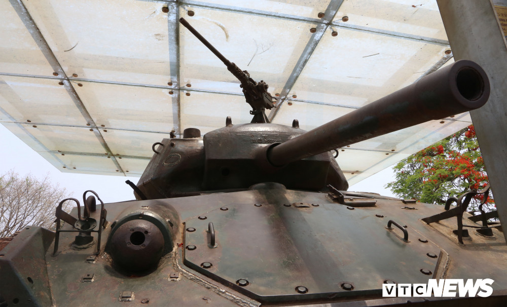 Các xe tăng mang tên M24 này được trang bị tháp pháo 75mm M6L/40 (với 48 viên đạn), 2 súng máy 7,62mm M1919A4 (với 3.750 viên đạn).