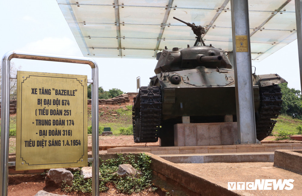 Đến 7/5/1954, trong 10 chiếc đó thì 8 chiếc bị quân đội ta tiêu diệt còn 2 chiếc trở thành chiến lợi phẩm của ta. Trong ảnh là chiếc xe tăng đang trưng bày trên đồi A1 bị đại đội 674 tiêu diệt.