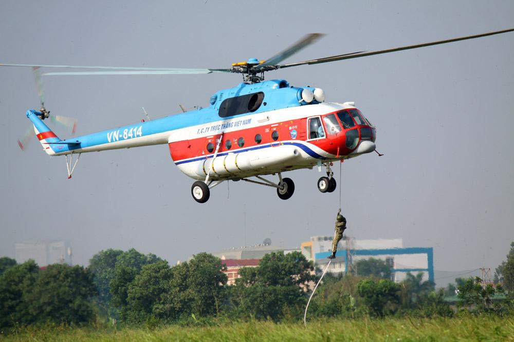 Máy bay Mi của Công ty Trực thăng miền Bắc bay đổ bộ đặc công trong một cuộc diễn tập chống khủng bố.