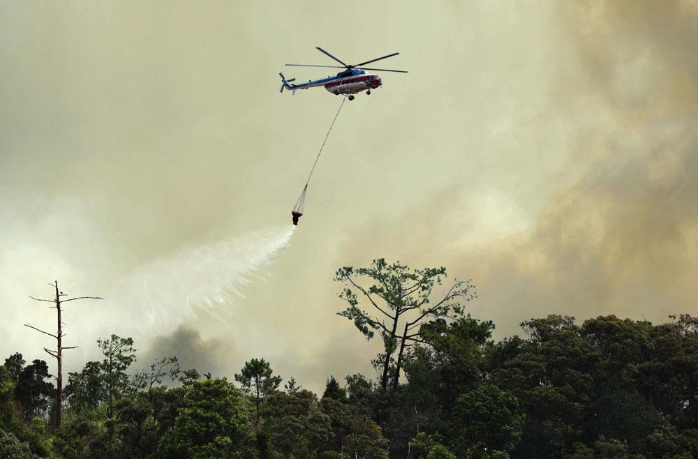 Không chỉ làm chủ thị trường trong nước, máy bay của Binh đoàn 18 đã vươn tới nhiều nước trong khu vực và trên thế giới. Trong ảnh: Trực thăng Mi của Binh đoàn 18 bay chữa cháy rừng tại Indonesia.