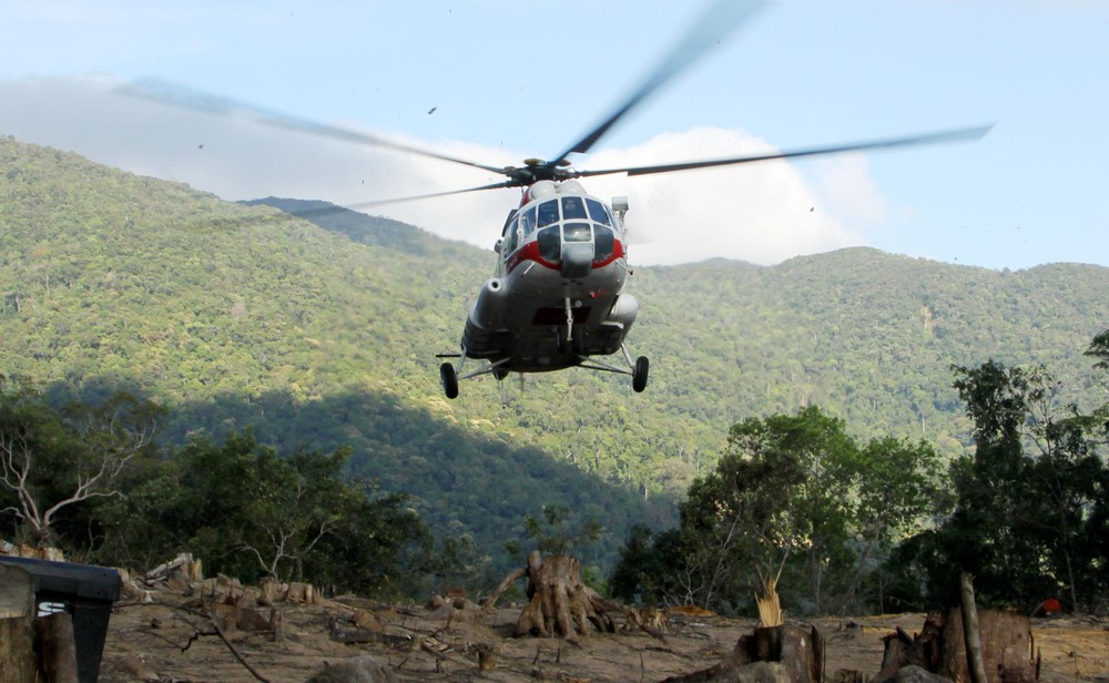 Máy bay của Công ty Trực thăng miền Bắc (Binh đoàn 18) bay phục vụ chương trình MIA tại Khánh Vĩnh, Khánh Hòa.