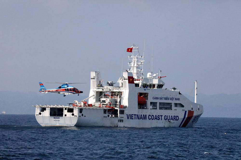 Trực thăng của Binh đoàn 18 huấn luyện cất hạ cánh trên tàu của lực lượng Cảnh sát biển Việt Nam.