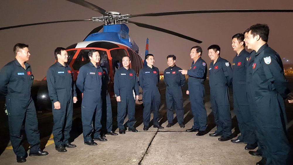 Để hoàn thành tốt nhiệm vụ quân sự- quốc phòng và sản xuất kinh doanh, binh đoàn luôn coi trọng đào tạo nguồn nhân lực, đặc biệt là đội ngũ phi công và ngành kỹ thuật hàng không. Trong ảnh: Thiếu tướng Hà Tiến Dũng (thứ 7 từ trái qua), Tư lệnh Binh đoàn 18, trao đổi, truyền thụ kinh nghiệm cho các phi công trẻ sau một ban bay huấn luyện.