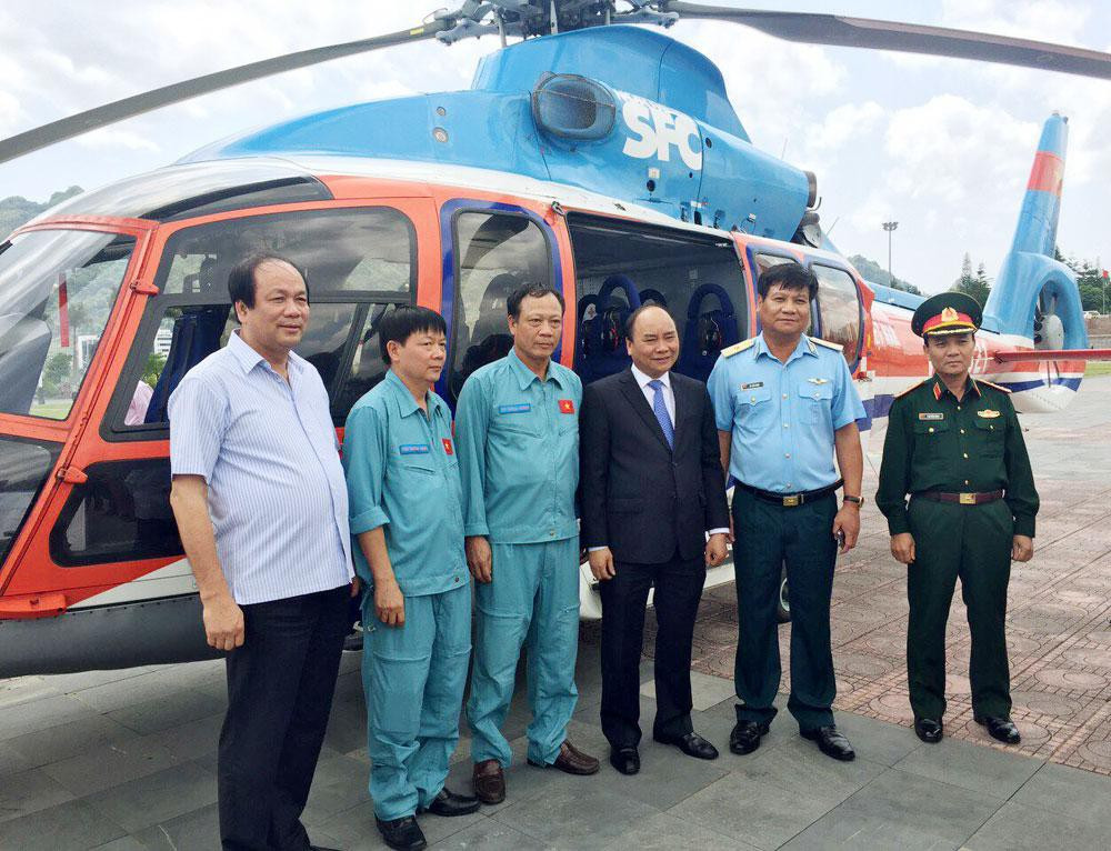 Binh đoàn 18- Tổng công ty Trực thăng Việt Nam (Bộ Quốc phòng) thành lập ngày 1-6-1989. Với nhiệm vụ ngày đầu là bay phục vụ thăm dò và khai thác dầu khí, đến nay nhiệm vụ của Binh đoàn 18 ngày càng đa dạng. Trong ảnh: Trực thăng EC-155B1 của binh đoàn bay chuyên cơ phục vụ Thủ tướng Nguyễn Xuân Phúc trong một chuyến công tác tại các tỉnh phía Bắc.