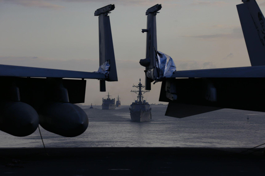 Đi cùng tàu sân bay hạt nhân lớp Nimitz là ba tàu khu trục USS Bainbridge, USS Mason và USS Nitze. Ngoài ra, tàu còn được hộ tống bởi tàu chiến mang tên lửa dẫn đường USS Leyte Gulf và một khinh hạm của Tây Ban Nha là ESPS Mendez Nunez. Tàu sân bay đã rời cảng nhà từ San Diego hồi tháng 4 thực hiện hoạt động tuần tra toàn cầu. Ảnh: AP.