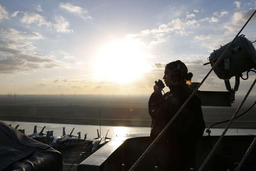 Khu vực Vịnh Ba Tư còn có hàng loạt lực lượng quân sự của Mỹ đồn trú và hoạt động thường xuyên. Hạm đội 5 của hải quân Mỹ đóng tại Bahrain với hơn 7.000 quân nhân. Thành phố Dubai của Các Tiểu Vương quốc Arab Thống nhất (UAE) có quân cảng lớn nhất của hải quân Mỹ bên ngoài lãnh thổ Mỹ. Ngoài ra, căn cứ không quân Al Dhafra của UAE là nơi đồn trú của hơn 5.000 nhân sự quân đội Mỹ. Ảnh: AP.