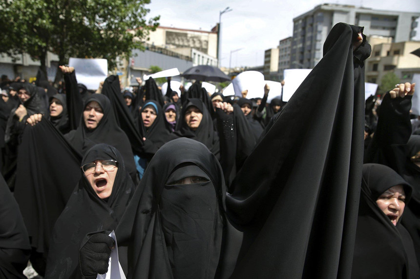 Iran xem sự hiện diện của tàu chiến Mỹ tại eo biển Hormuz là sự đe dọa nghiêm trọng đến an ninh của nước này. Chính quyền Tehran từng so sánh việc tàu chiến Mỹ đến Hormuz không khác gì tàu chiến Iran áp sát Vịnh Mexico ở phía đông nam nước Mỹ. Eo biển được xem là cửa ngõ huyết mạnh của vận tải hàng hải và mạng lưới vận tải dầu quốc tế. Ảnh: AP.