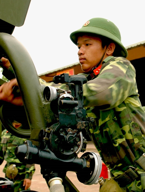 Thực hành huấn luyện, bảo quản vũ khí, khí tài và thao tác lấy phần tử bắn của bộ đội Pháo binh.