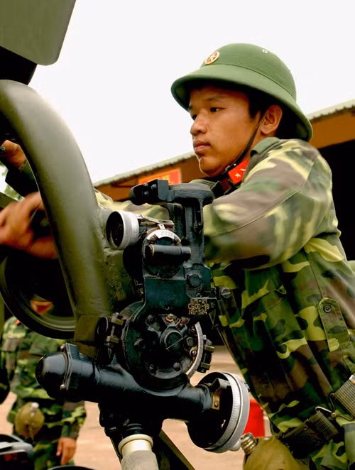 Thực hành huấn luyện, bảo quản vũ khí, khí tài và thao tác lấy phần tử bắn của bộ đội Pháo binh.