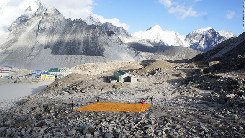 “Do ảnh hưởng của biến đổi khí hậu và nóng lên toàn cầu, tuyết và băng đang tan nhanh, khiến các thi thể lộ ra và được tìm thấy bởi những nhà leo núi”, Ang Tshering Sherpa, cựu chủ tịch của Hiệp hội Leo núi Nepal, nói với CNN hồi tháng 3. Ảnh: Mount Everest Biogas Project.