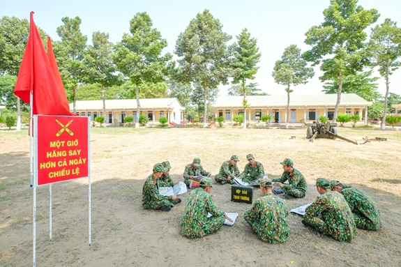 Giờ giải lao của các chiến sĩ pháo binh trên thao trường.