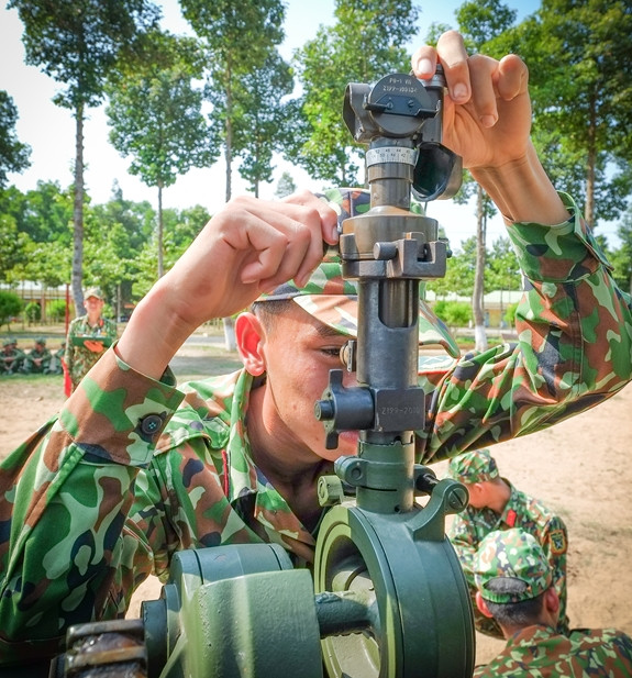 Lấy độ hướng và hướng chuẩn cho pháo.