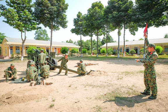 Chấp hành khẩu lệnh bắn.