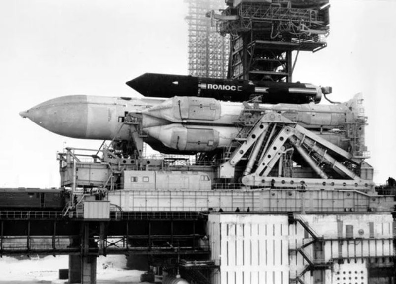 Trong khi Mỹ phát triển hệ thống phòng thủ tên lửa SDI thì Liên Xô cũng ngay lập tức triển khai các biện pháp nhằm đối phó và một trong số đó là trạm chiến đấu không gian Polyus - loại vũ khí có thể bắn hạ các vệ tinh của SDI. Tuy nhiên, Polyus chỉ được triển khai 1 lần sau khi không đạt được quỹ đạo và bốc cháy ở Thái Bình Dương. Các bộ phận của nó sau đó đã được sử dụng để phục vụ các chương trình không gian khác của Liên Xô.