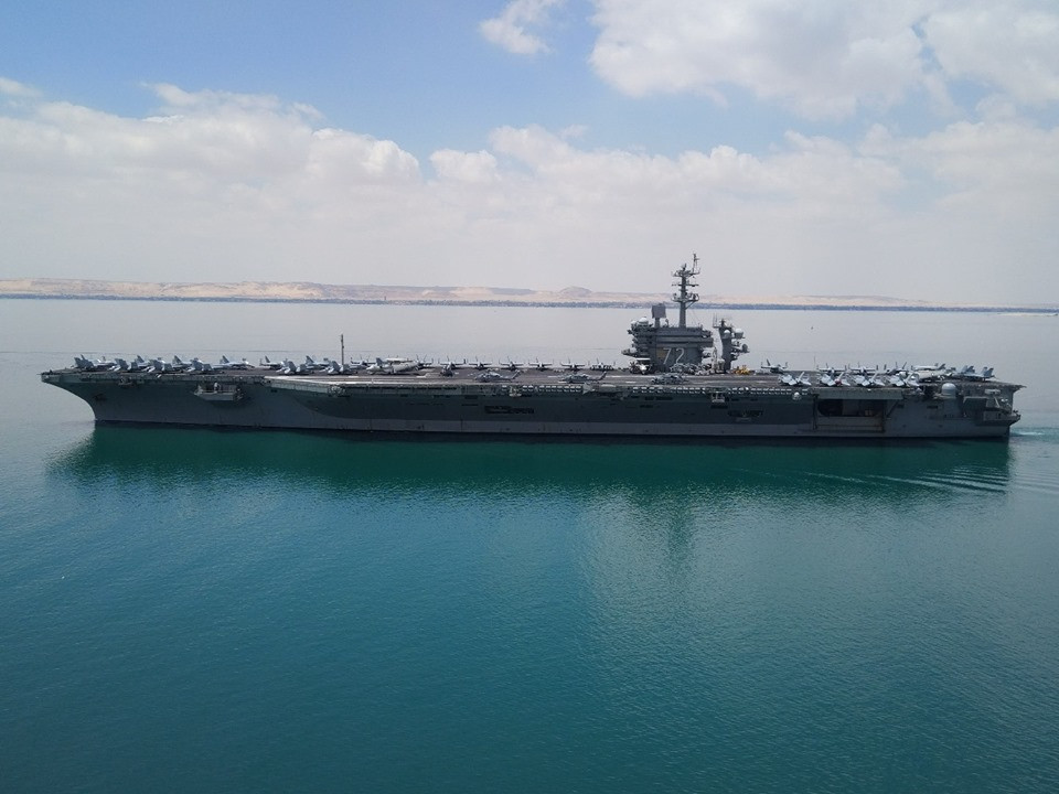 Khong ngan ten lua Iran, tau san bay My thang tien vao eo bien Hormuz